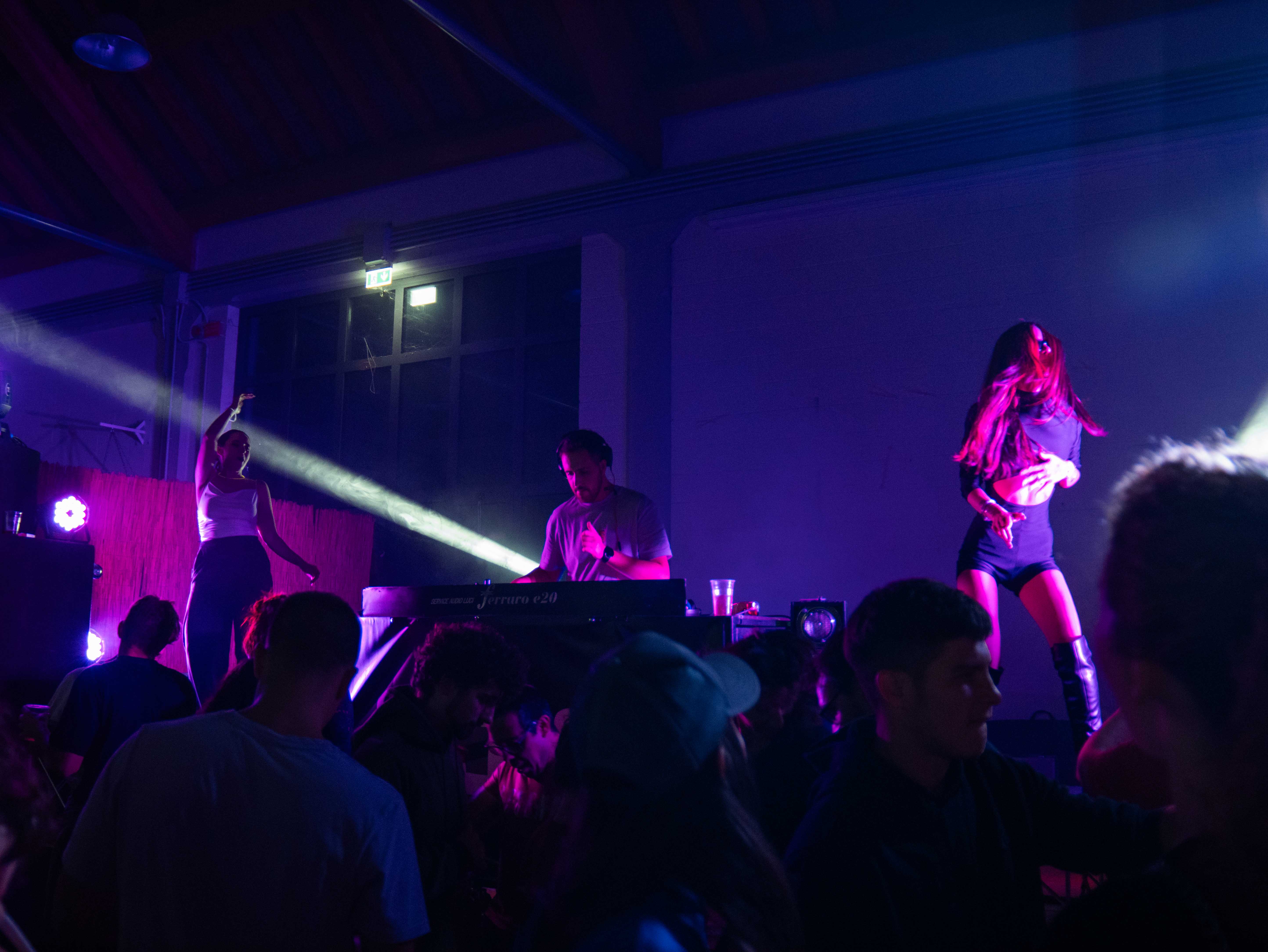 DJ DI LEO con luci atmosferiche